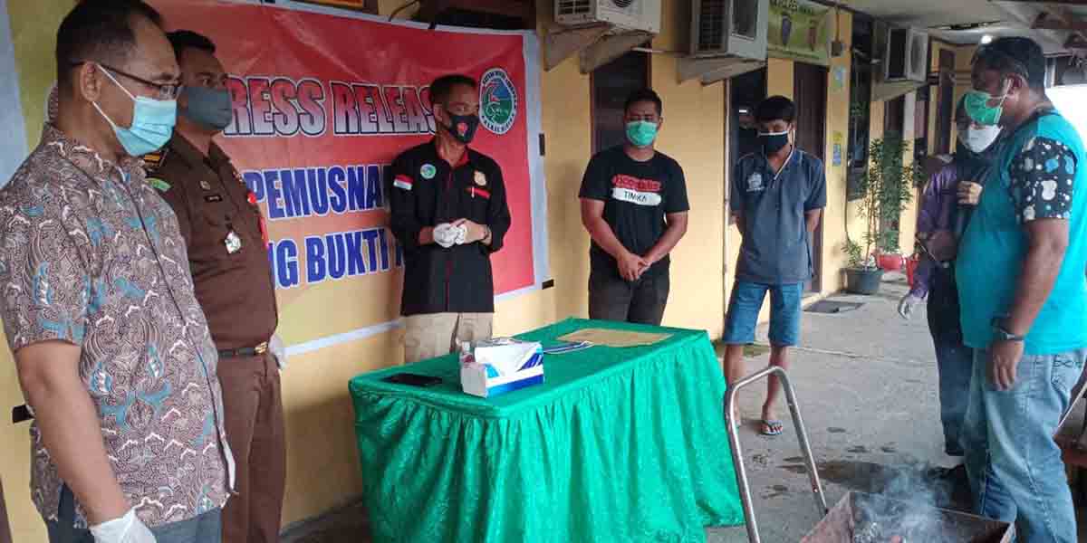 satresnarkoba-mimika-musnahkan-672-gram-tembakau-sintetis